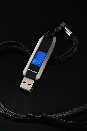 Флешка Uniscend Typhoon, сверхбыстрая, черная с синим, 32 Гб Флешка Uniscend Typhoon, сверхбыстрая, черная с синим, 32 Гб