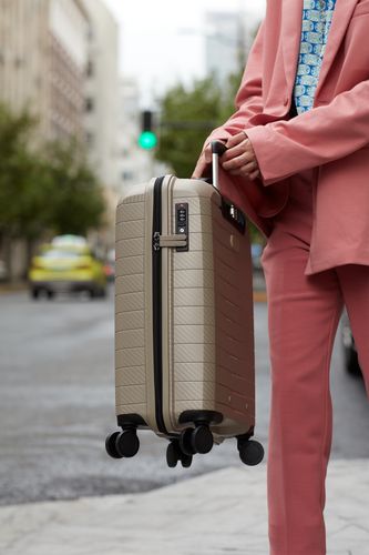 Чемодан Lightweight Luggage S, бежевый Чемодан Lightweight Luggage S, бежевый