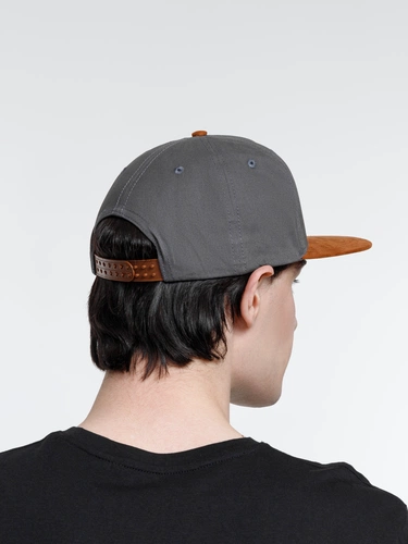 Бейсболка Foreside с прямым козырьком, серая с коричневым Бейсболка Foreside с прямым козырьком, серая с коричневым