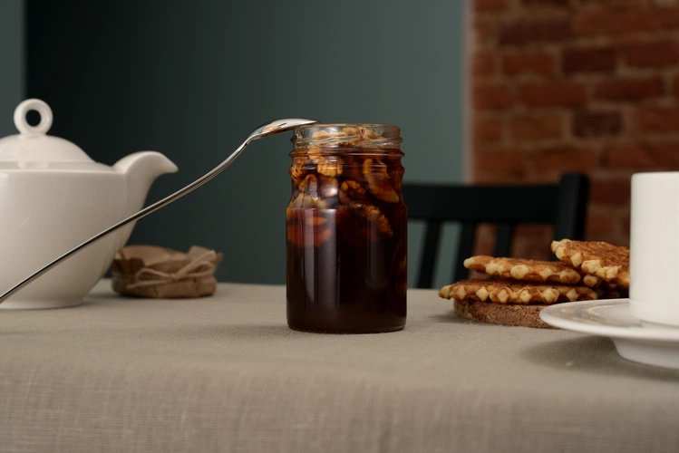 Мед цветочный Bee To Bear, с грецкими орехами Мед цветочный Bee To Bear, с грецкими орехами