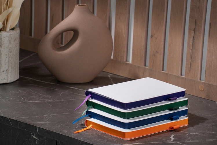 Ежедневник White Shall, недатированный, белый с зеленым Ежедневник White Shall, недатированный, белый с зеленым