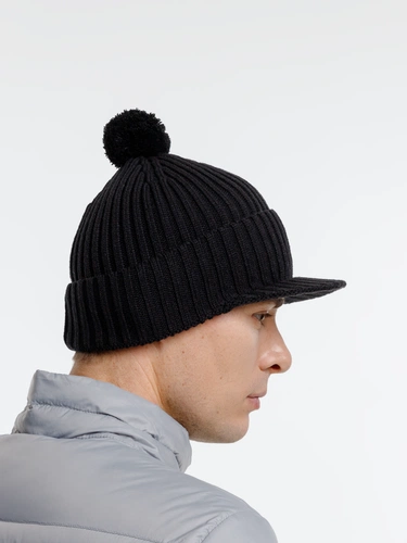 Вязаная шапка с козырьком Peaky, черная Вязаная шапка с козырьком Peaky, черная