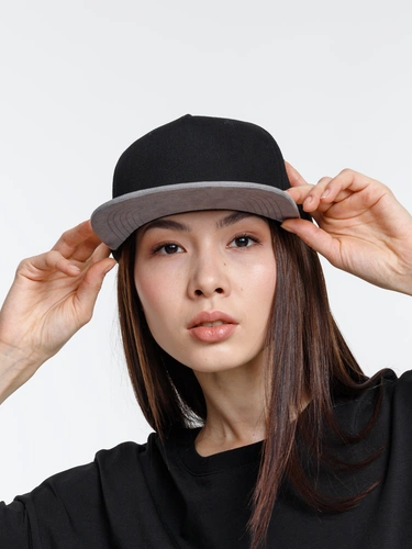 Бейсболка Foreside с прямым козырьком, черная с серым Бейсболка Foreside с прямым козырьком, черная с серым