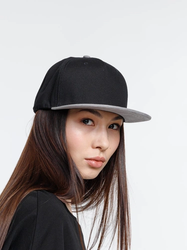 Бейсболка Foreside с прямым козырьком, черная с серым Бейсболка Foreside с прямым козырьком, черная с серым