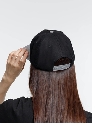 Бейсболка Foreside с прямым козырьком, черная с серым Бейсболка Foreside с прямым козырьком, черная с серым