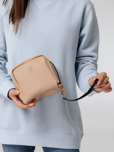 Дорожная косметичка Cubo, бежевая с логотипом Дорожная косметичка Cubo, бежевая с логотипом