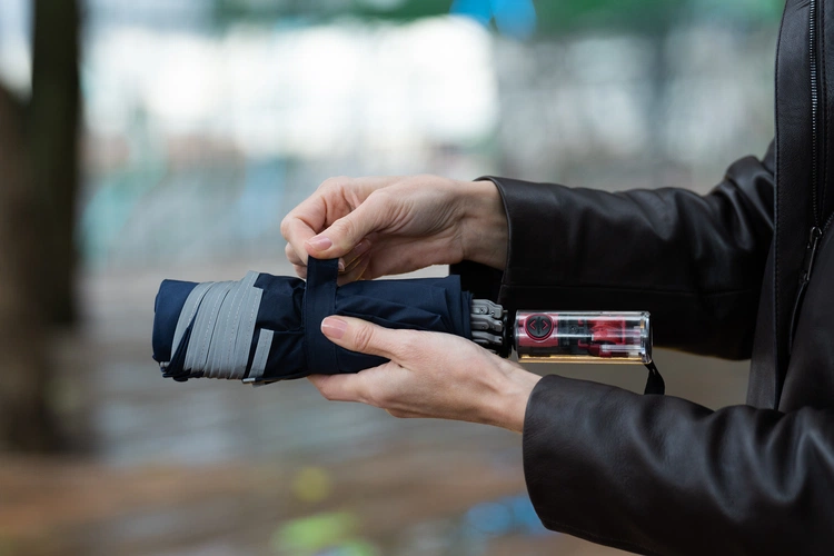 Зонт наоборот складной Futurum со светоотражающим кантом, темно-синий Зонт наоборот складной Futurum со светоотражающим кантом, темно-синий