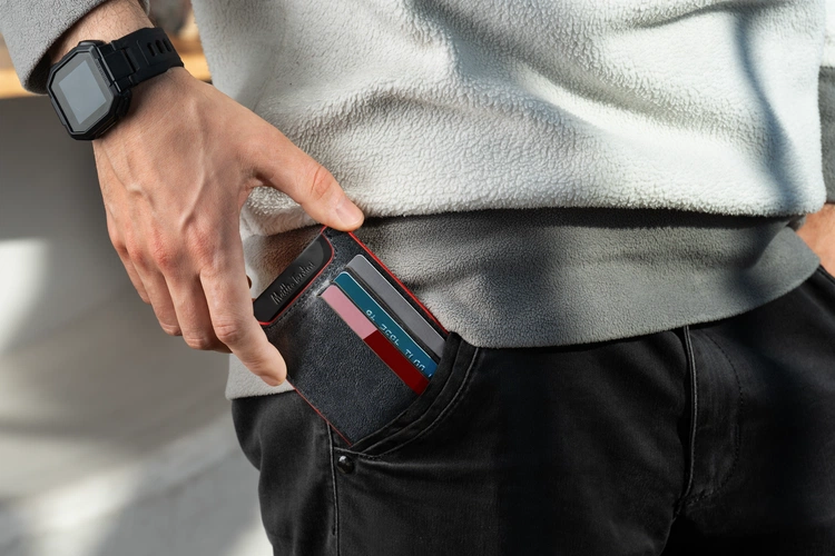 Чехол для карточек Arrival, черный с красным Чехол для карточек Arrival, черный с красным