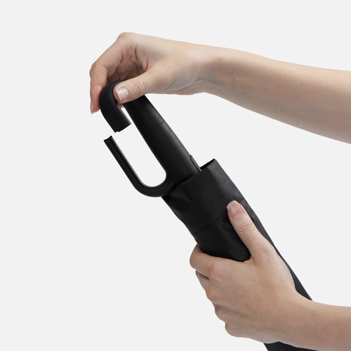 Зонт складной Skymate с УФ-защитой и ручкой-карабином, черный Зонт складной Skymate с УФ-защитой и ручкой-карабином, черный