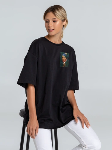 Футболка оверсайз «Мужчина с жемчужной сережкой», черная Футболка оверсайз «Мужчина с жемчужной сережкой», черная