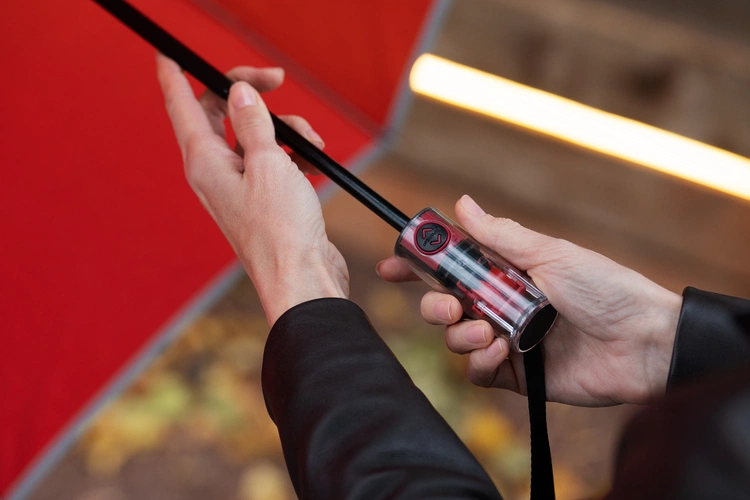 Зонт наоборот складной Futurum со светоотражающим кантом, красный Зонт наоборот складной Futurum со светоотражающим кантом, красный