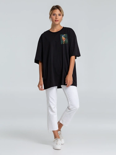 Футболка оверсайз «Мужчина с жемчужной сережкой», черная Футболка оверсайз «Мужчина с жемчужной сережкой», черная