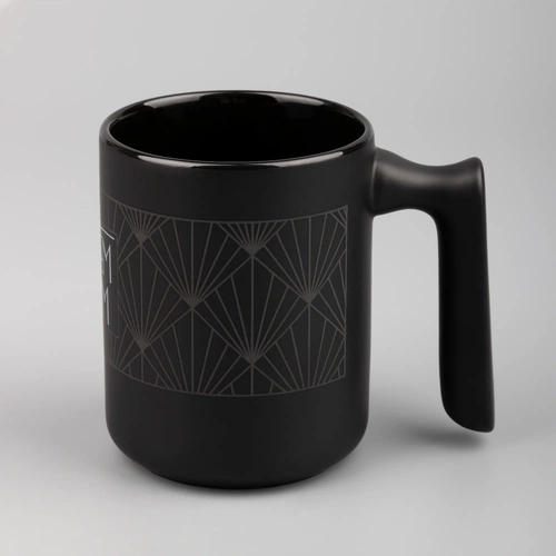 Кружка Visari, черная с деколью и круговой гравировкой