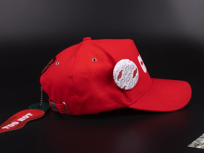 Бейсболка Standard, красная с нанесением и кастомизацией Бейсболка Standard, красная с нанесением и кастомизацией