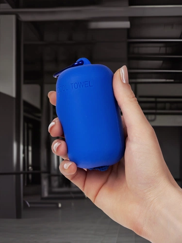 Охлаждающее полотенце Narvik в силиконовом чехле, синее Охлаждающее полотенце Narvik в силиконовом чехле, синее