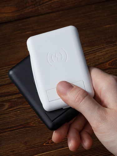 Органайзер с беспроводной зарядкой и набором адаптеров Octopod, черный Органайзер с беспроводной зарядкой и набором адаптеров Octopod, черный