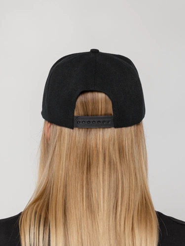 Бейсболка Snapback с прямым козырьком, черная Бейсболка Snapback с прямым козырьком, черная