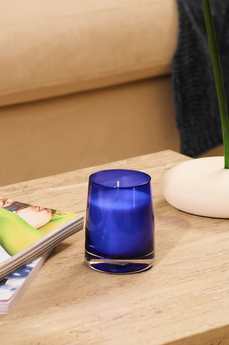 Ароматическая свеча Fragnola, пряная древесина и кардамон, темно-синяя Ароматическая свеча Fragnola, пряная древесина и кардамон, темно-синяя