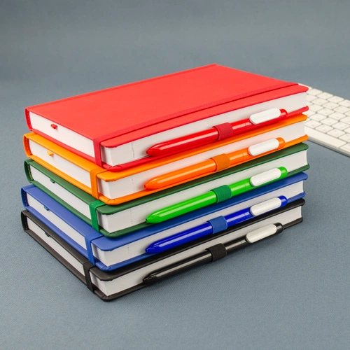 Ежедневник Favor, недатированный, красный Ежедневник Favor, недатированный, красный