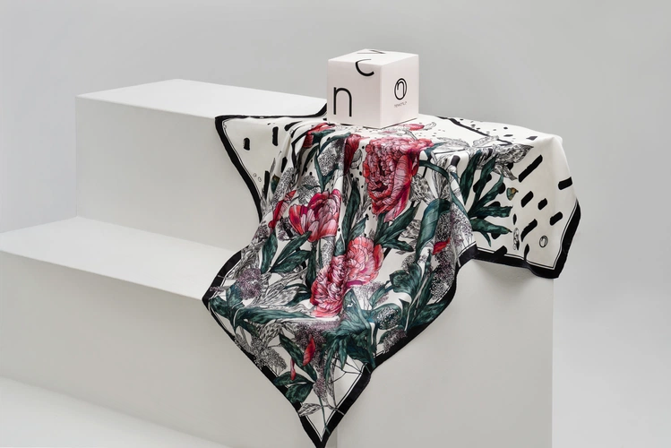 Платок шелковый Delicate, пионы Платок шелковый Delicate, пионы