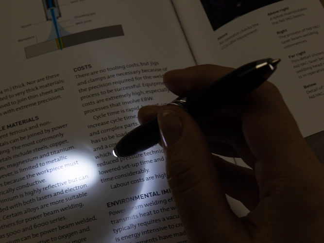 Ручка-спиннер Flipen с фонариком, черная Ручка-спиннер Flipen с фонариком, черная