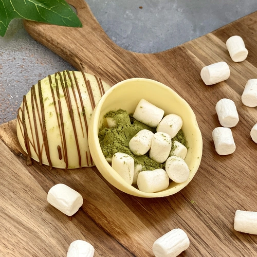 Шоколадная бомбочка «Матча латте» Шоколадная бомбочка «Матча латте»