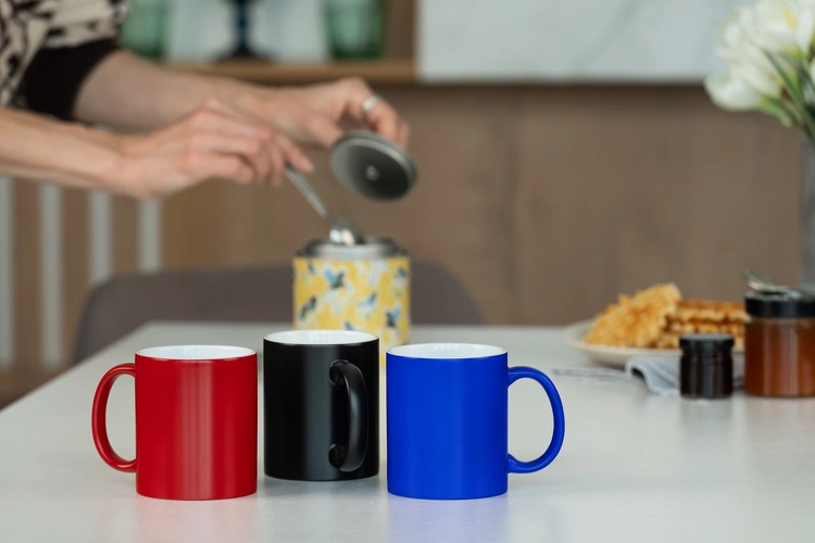 Кружка «Хамелеон», глянцевая, черная Кружка «Хамелеон», глянцевая, черная