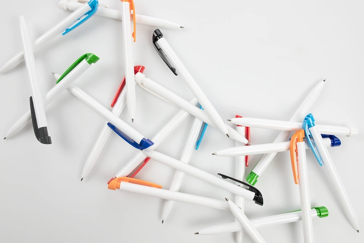 Ручка шариковая Favorite, белая с зеленым Ручка шариковая Favorite, белая с зеленым