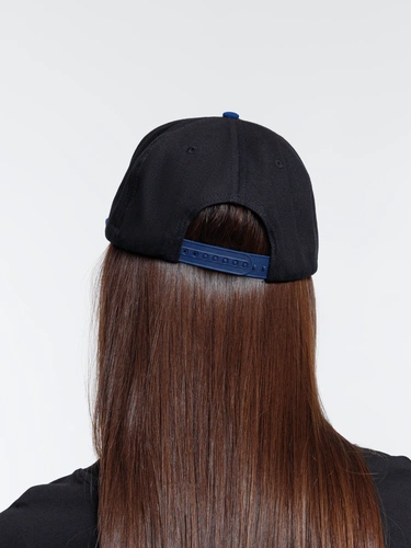 Бейсболка Foreside с прямым козырьком, черная с синим Бейсболка Foreside с прямым козырьком, черная с синим