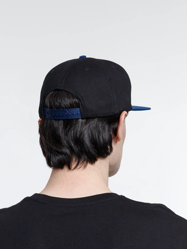 Бейсболка Foreside с прямым козырьком, черная с синим Бейсболка Foreside с прямым козырьком, черная с синим