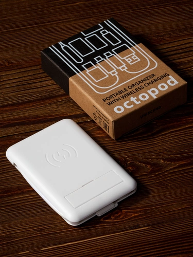 Органайзер с беспроводной зарядкой и набором адаптеров Octopod, белый Органайзер с беспроводной зарядкой и набором адаптеров Octopod, белый