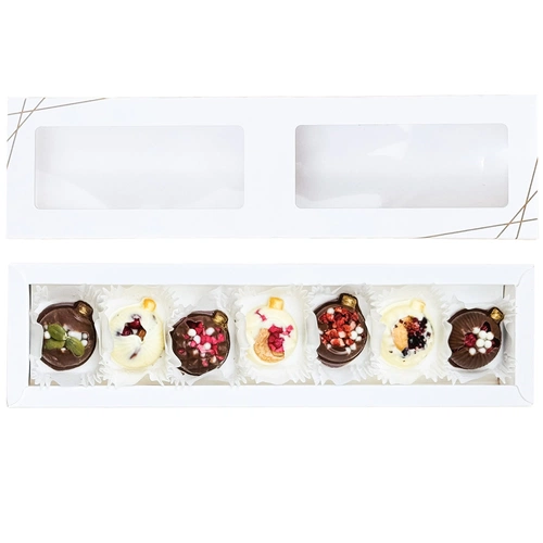 Изделие из шоколада в форме елочных шаров Изделие из шоколада в форме елочных шаров