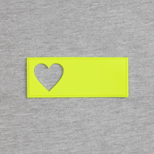 Лейбл из ПВХ с вырубкой «Сердце», желтый неон Лейбл из ПВХ с вырубкой «Сердце», желтый неон