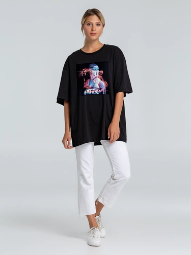 Футболка оверсайз «Дама с горностаем», черная Футболка оверсайз «Дама с горностаем», черная