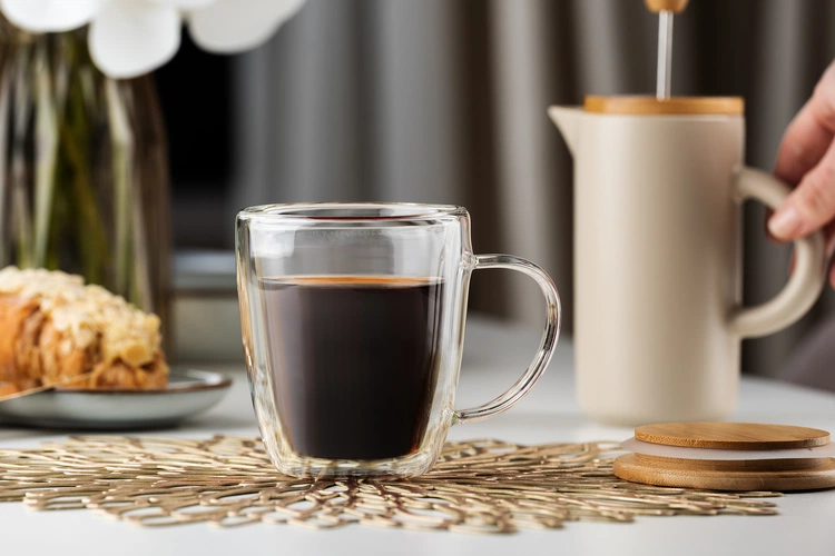 Кружка с двойными стенками Kupla с бамбуковой крышкой Кружка с двойными стенками Kupla с бамбуковой крышкой