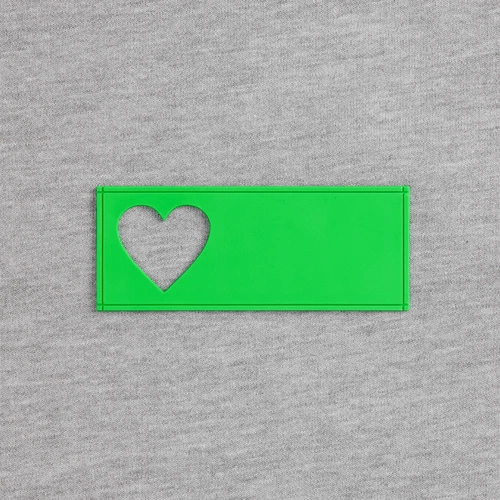 Лейбл из ПВХ с вырубкой «Сердце», зеленый неон Лейбл из ПВХ с вырубкой «Сердце», зеленый неон