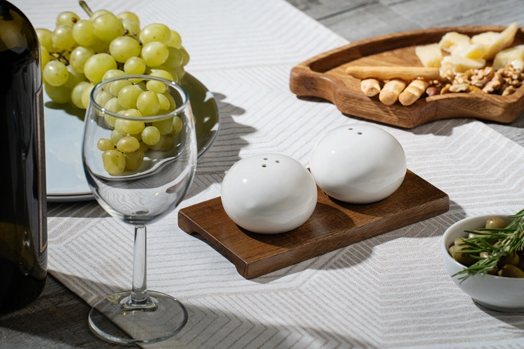 Набор из солонки и перечницы Piacente, белый Набор из солонки и перечницы Piacente, белый