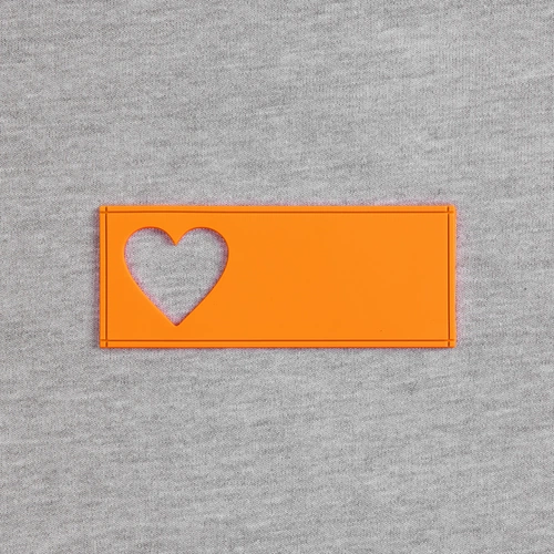 Лейбл из ПВХ с вырубкой «Сердце», оранжевый неон Лейбл из ПВХ с вырубкой «Сердце», оранжевый неон