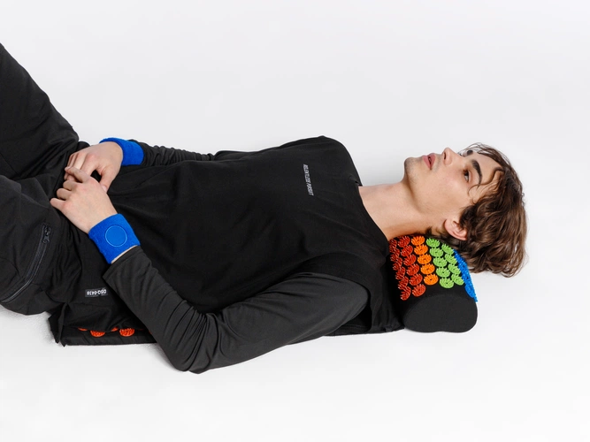 Массажный акупунктурный коврик с валиком Iglu, разноцветный Массажный акупунктурный коврик с валиком Iglu, разноцветный