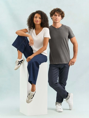 Футболка унисекс Regent с V-образным вырезом, черная Футболка унисекс Regent с V-образным вырезом, черная