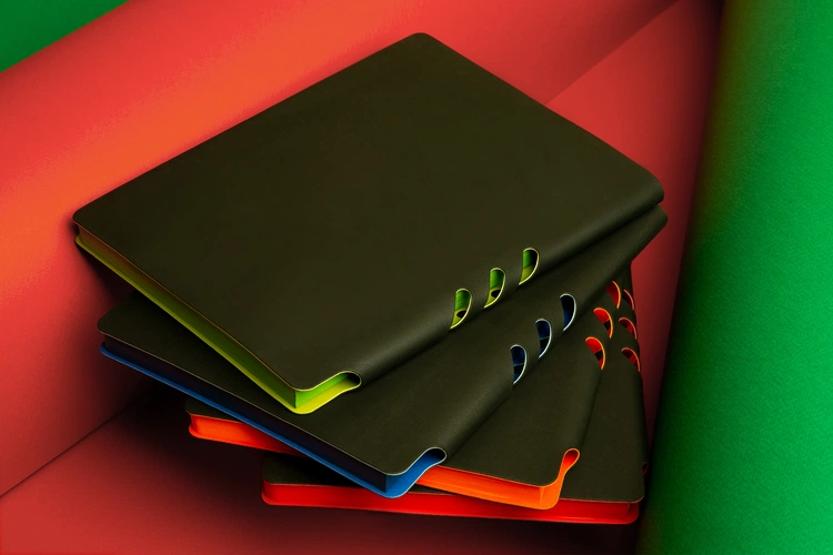 Ежедневник Flexpen Black, недатированный, черный с красным Ежедневник Flexpen Black, недатированный, черный с красным