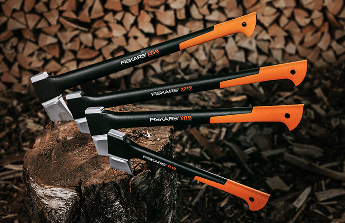 Рекламное фото топоров Fiskars