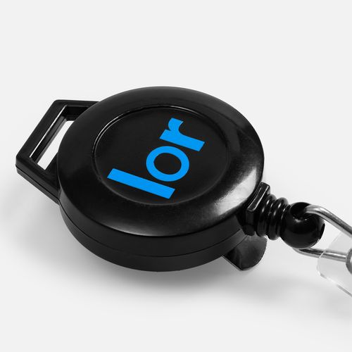 Ретрактор Attach New с ушком под ленту, черный