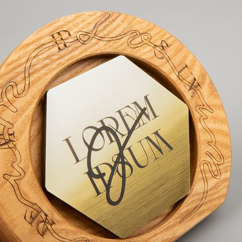 Стела Constanta Light, с золотистым шестигранником