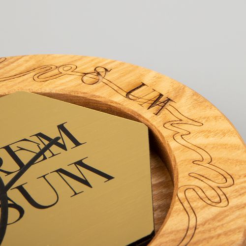 Стела Constanta Light, с золотистым шестигранником