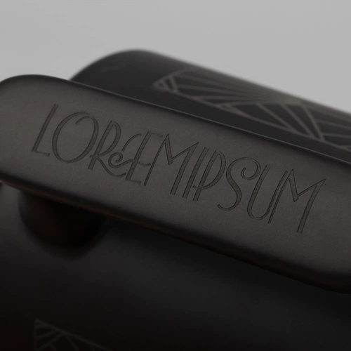 Кружка Visari, черная с деколью и круговой гравировкой