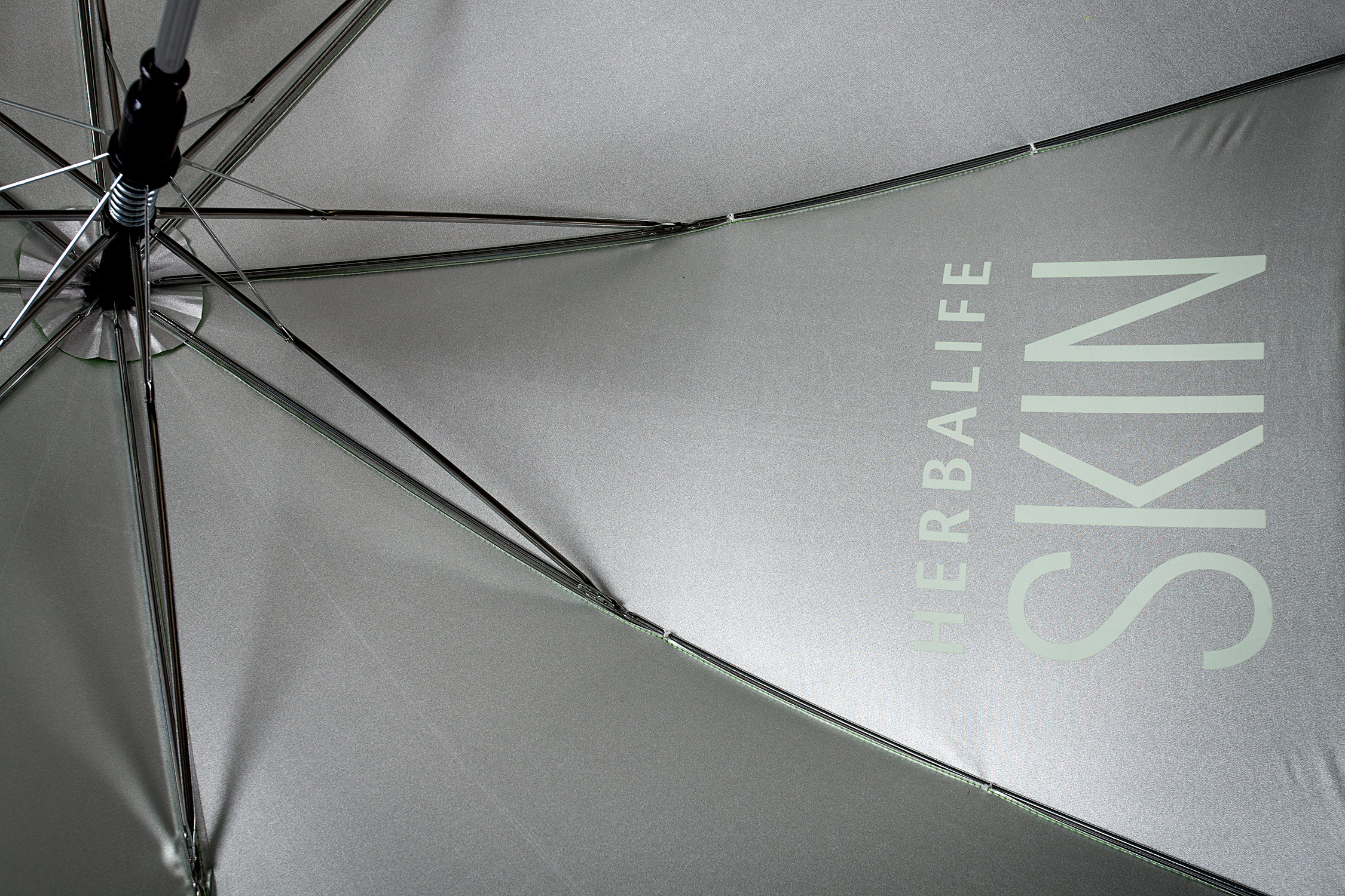 Пример зонта с запечаткой серебром и нанесением логотипа